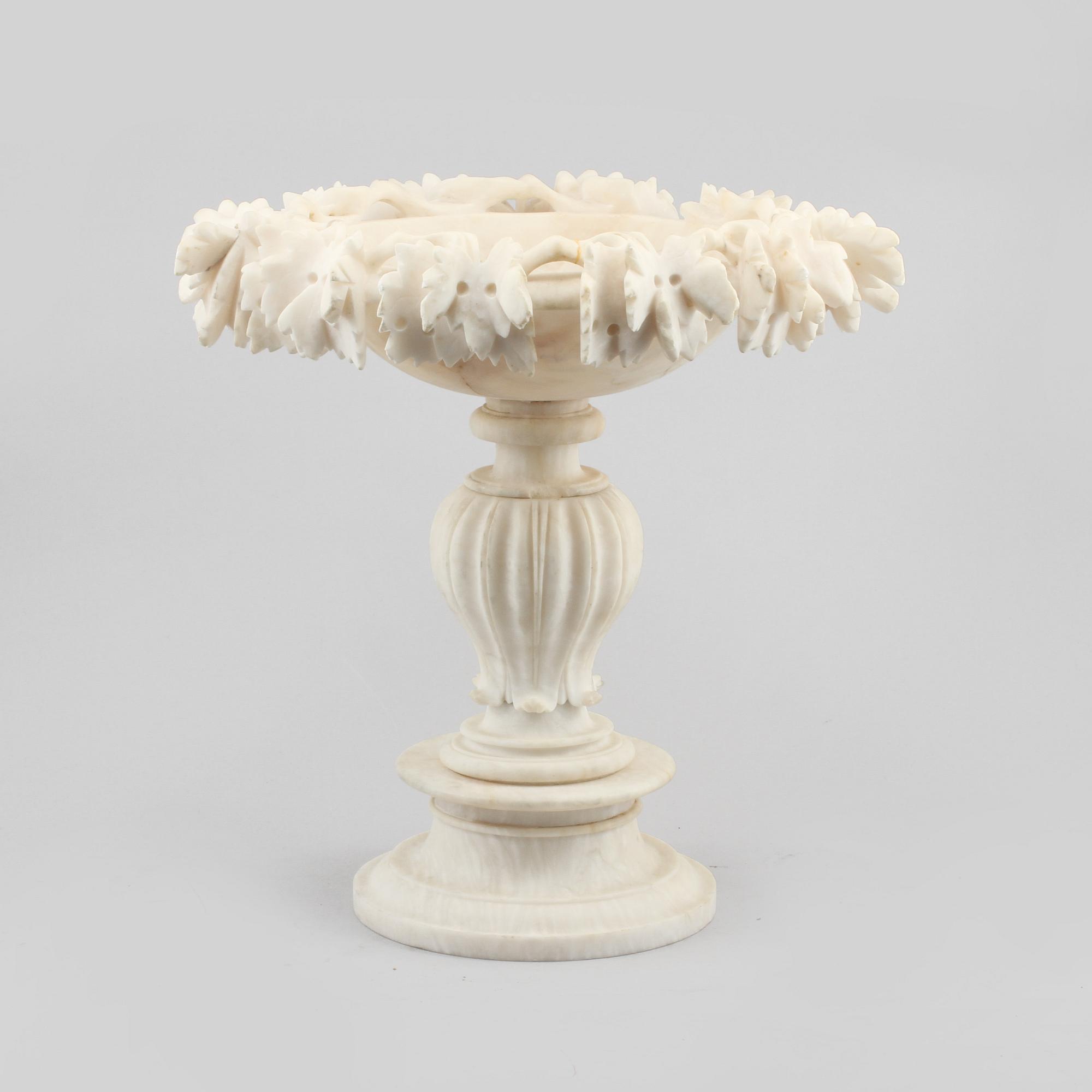 BORDSUPPSATS, alabaster, omkring år 1900.