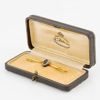 Brooch, 18K gold, with sapphire and rose-cut diamonds.