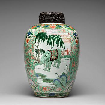 641. A large famille verte jar, Qing dynasty, Kangxi (1662-1722).