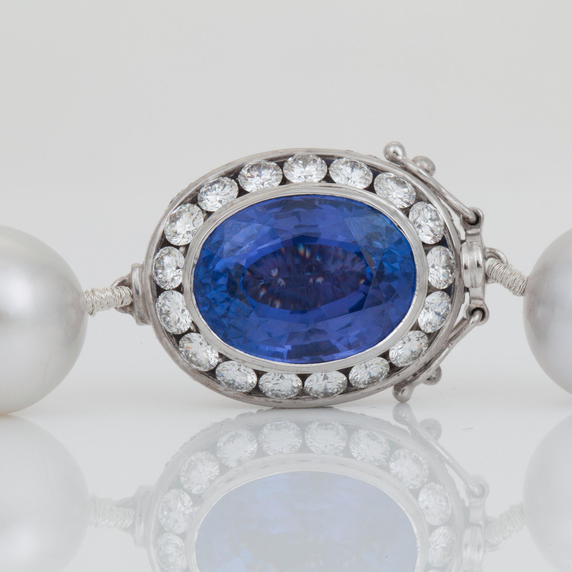 A cultured South Sea necklace with a clasp set with a tanzanite, circa 11.00 ct, and brilliant-cut diamonds.