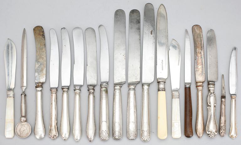 KNIVAR, 18 st, silver, varierade stilar och ålder. Tot vikt inkl. rostfria skaft och blad, samt handtag i ben. 900 gram.
