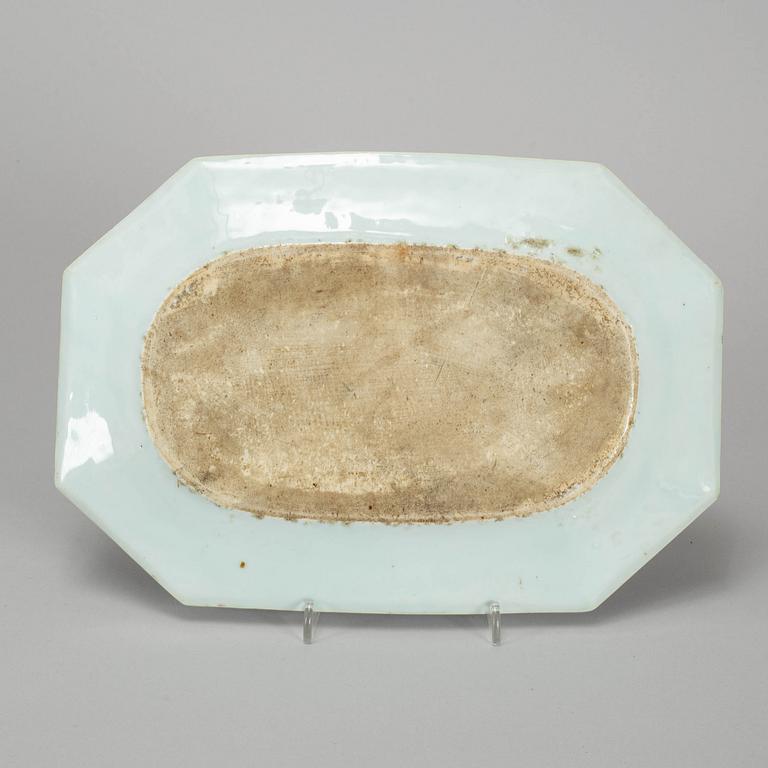 FAT, två stycken, kompaniporslin. Qingdynastin, Qianlong (1736-95).