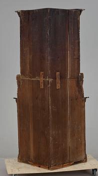 HÖRNSKÅP, allmoge, 1800-talets första hälft.