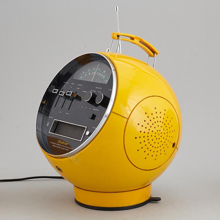A 1970's Weltron Radio with speakers.