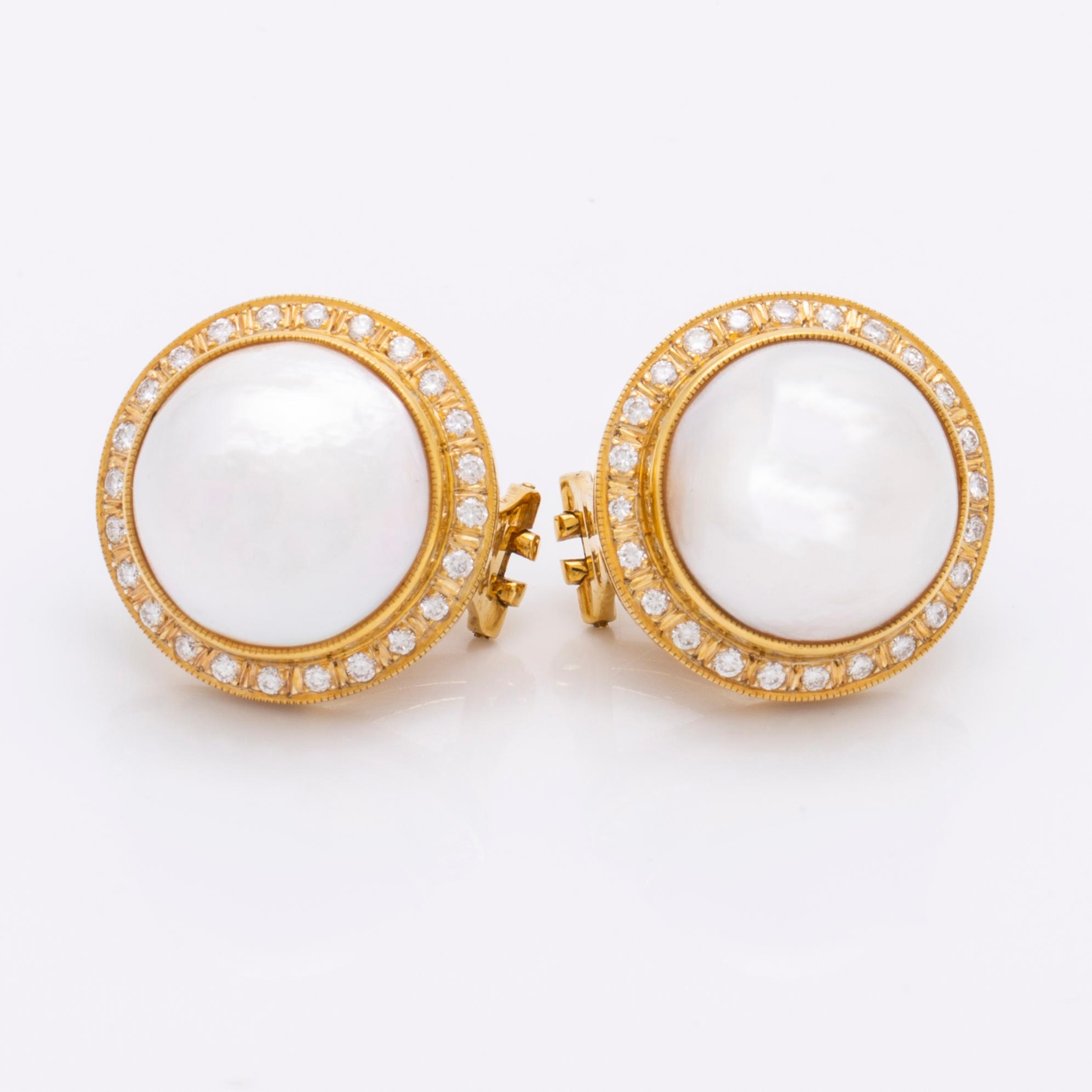 Earrings 18K gold with 2 mabé pearls approx 15 mm and brilliant-cut diamonds approx 1 ct in total, clip and pin fitting.