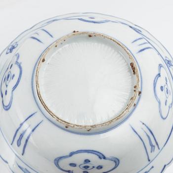 A Chinese porcelain vase and a Japanese Ming-style bowl, around the year 1900.