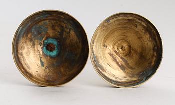 LJUSSTAKAR, 1 par, förgylld mässing, sengustavianska, omkring år 1800.