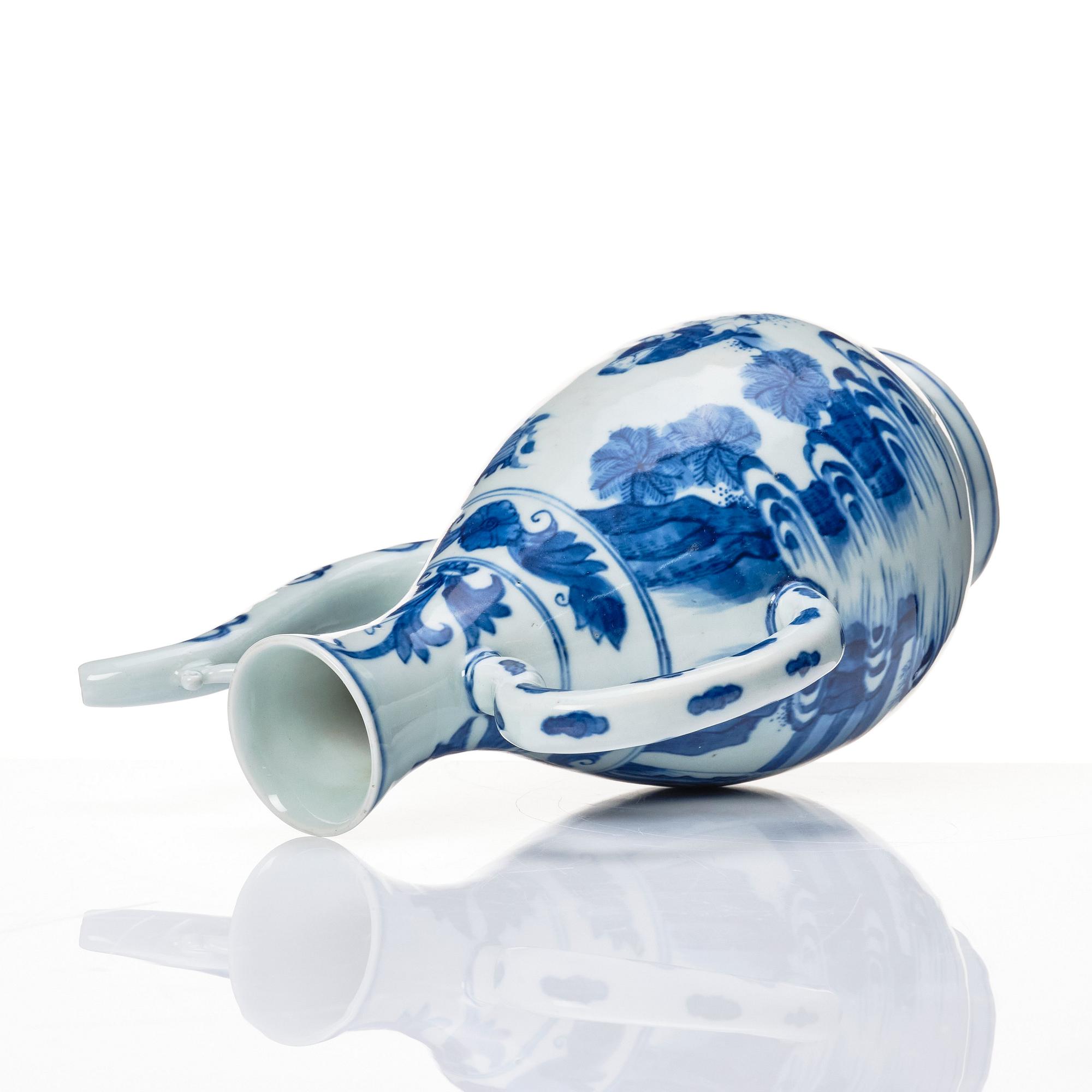 A blue and white Transition ewer, 17th Century.