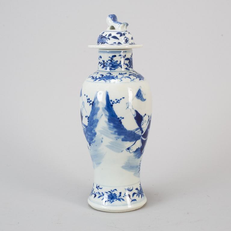 A blue and white vase, Qing dynasty, late 19th century.