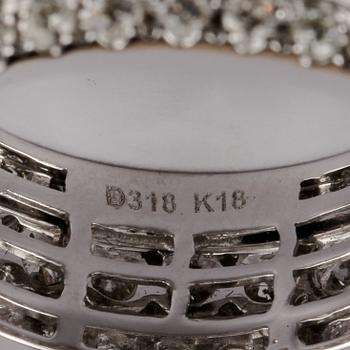 RING, 18k vitguld med 89 briljantslipade diamanter, totalt 3.18 ct. Vikt 8 g.