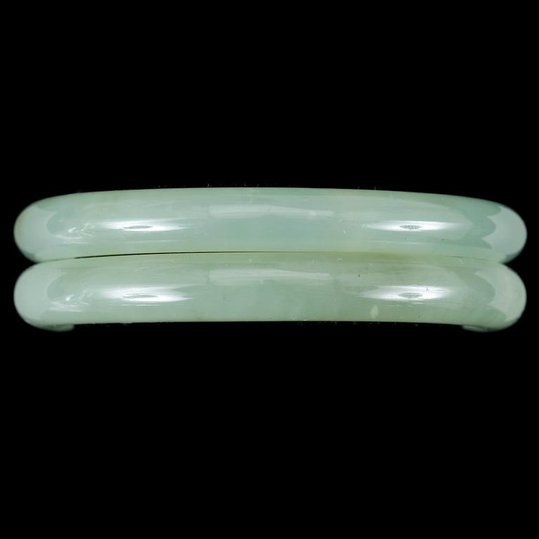 PARARMBAND, 2 st, grön nefrit.