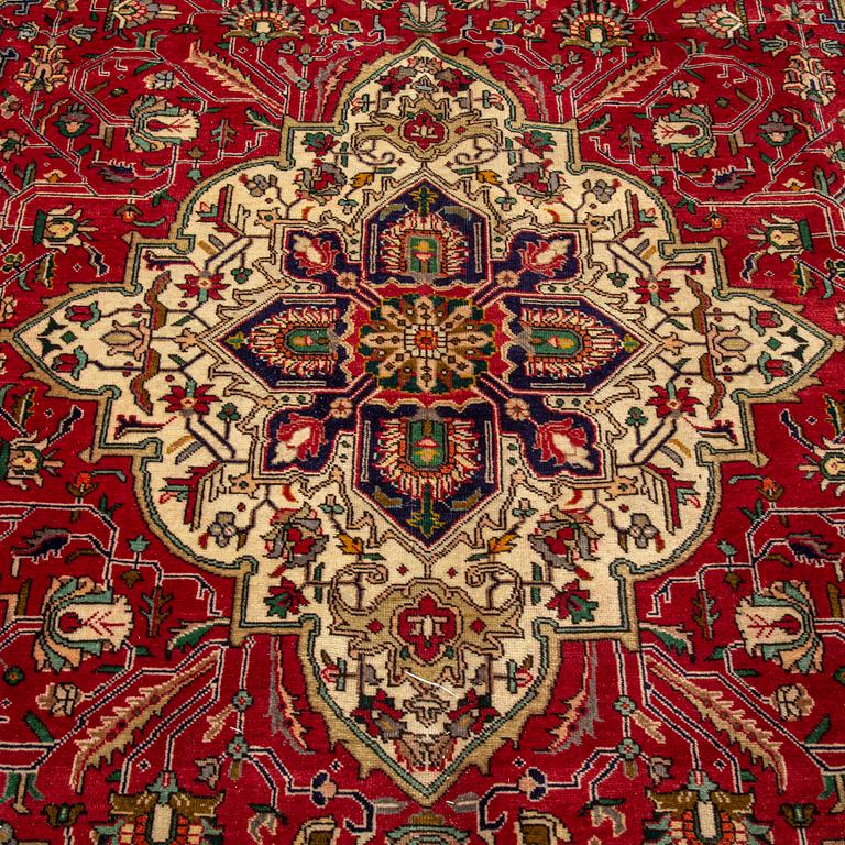 A carpet, Tabriz, ca 345 x 240 cm.