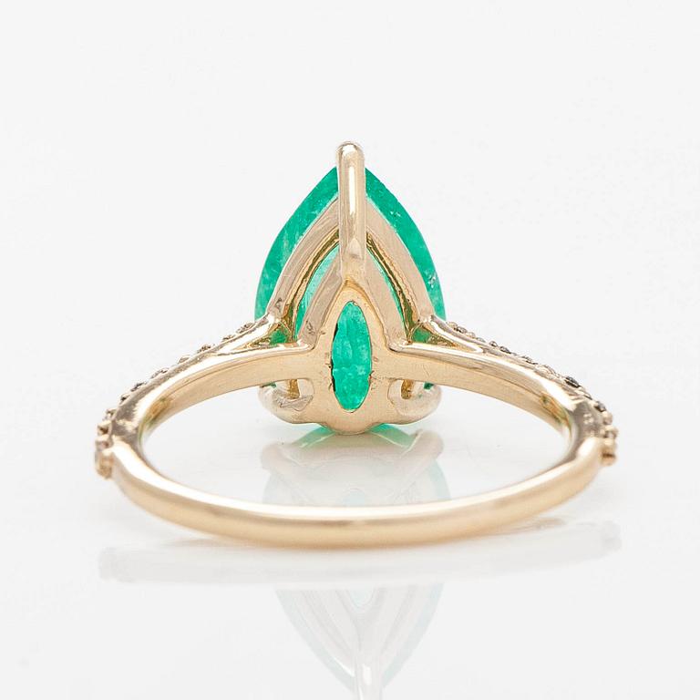 Ring, 14K gold with pear-cut Colombian emerald and diamonds. Accompanied by GIA report.