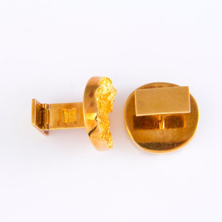 BJÖRN WECKSTRÖM, A "Devil's Wheel" 18K gold cufflinks and tie pin, Lapponia, Finland 1970s.