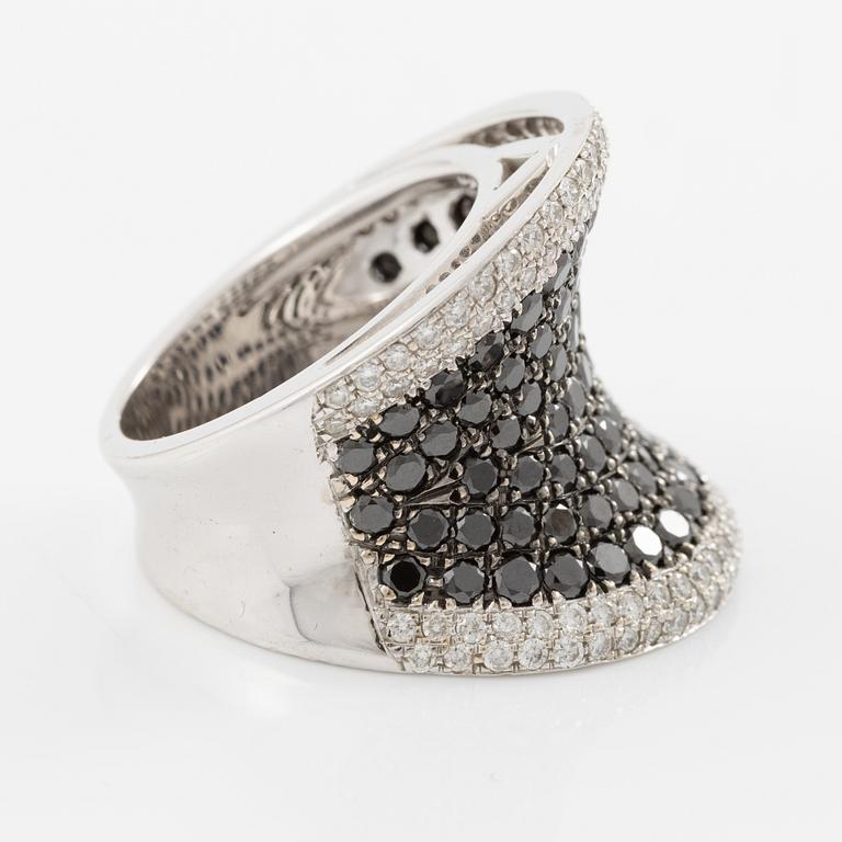 Ring in 18K gold set with round brilliant-cut black and colourless diamonds.