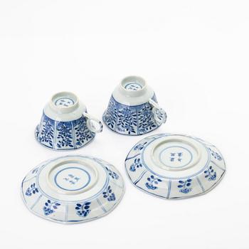 Koppar med fat, 2 stycken, porslin, Qingdynastin, omkring 1900.