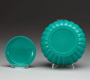 A turkoise coloured Beijing glass suger bowl with cover, Qing dynasty.