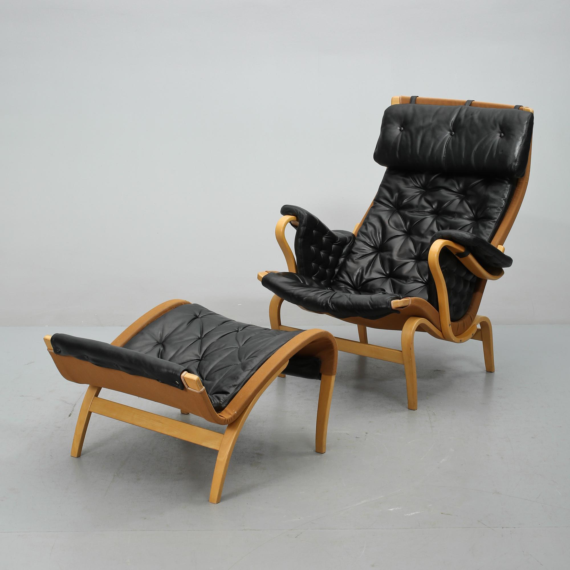 FÅTÖLJ samt FOTPALL, "Pernilla", Bruno Mathsson, Dux, 1900-talets andra hälft.