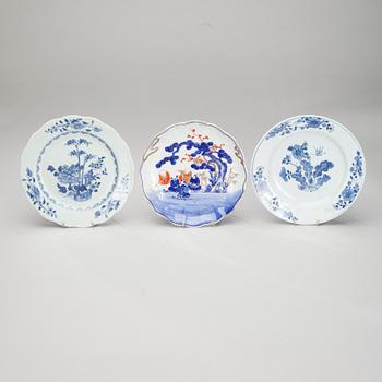 TALLRIKAR, 2 st, porslin Kina 1700-tal samt TALLRIK, porslin, Japan tidigt 1900-tal.