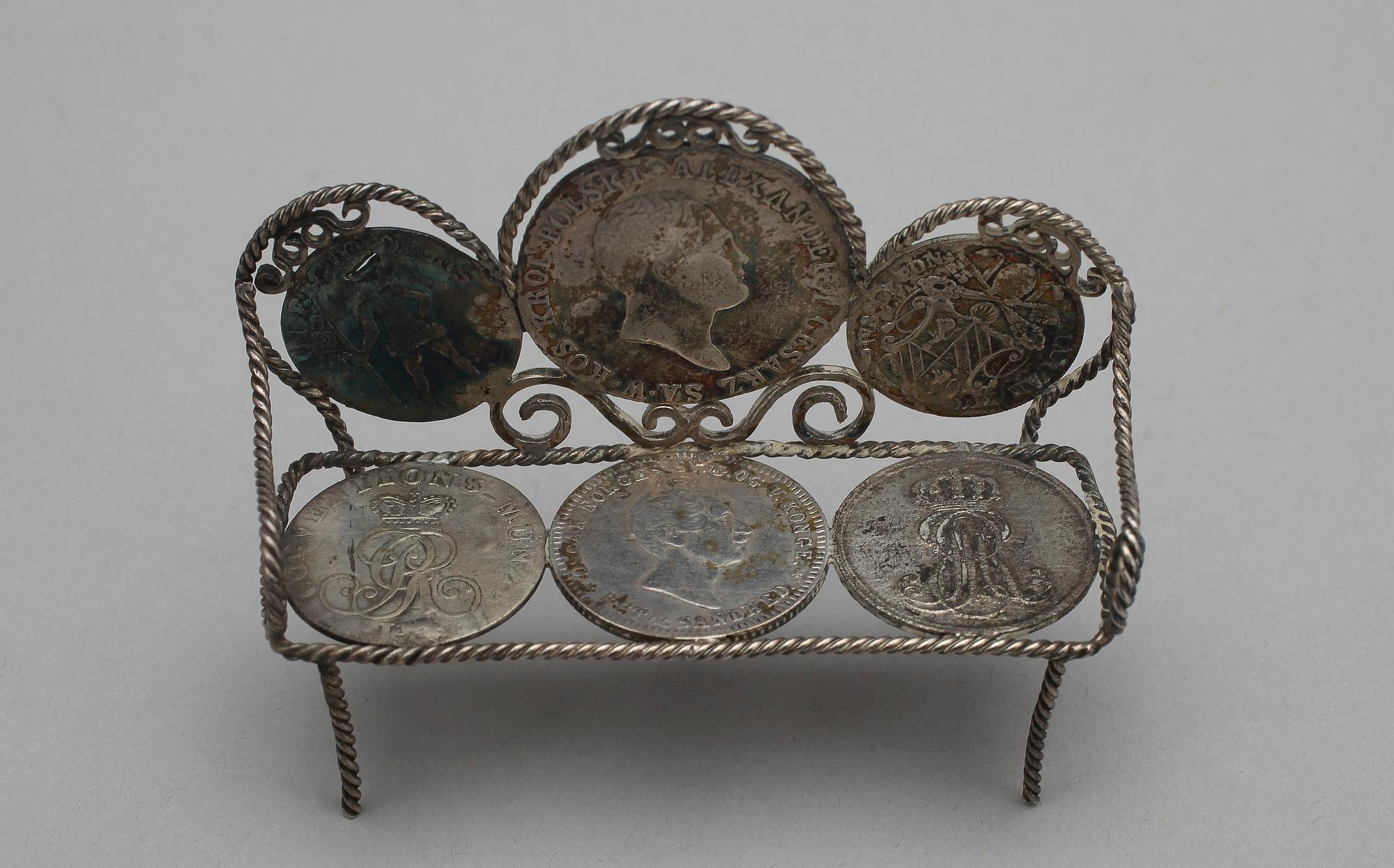 MINIATYRMÖBLER och STRYKJÄRN, 10 delar, silver, sekelskiftet 1900. Totalvikt 100 gr.