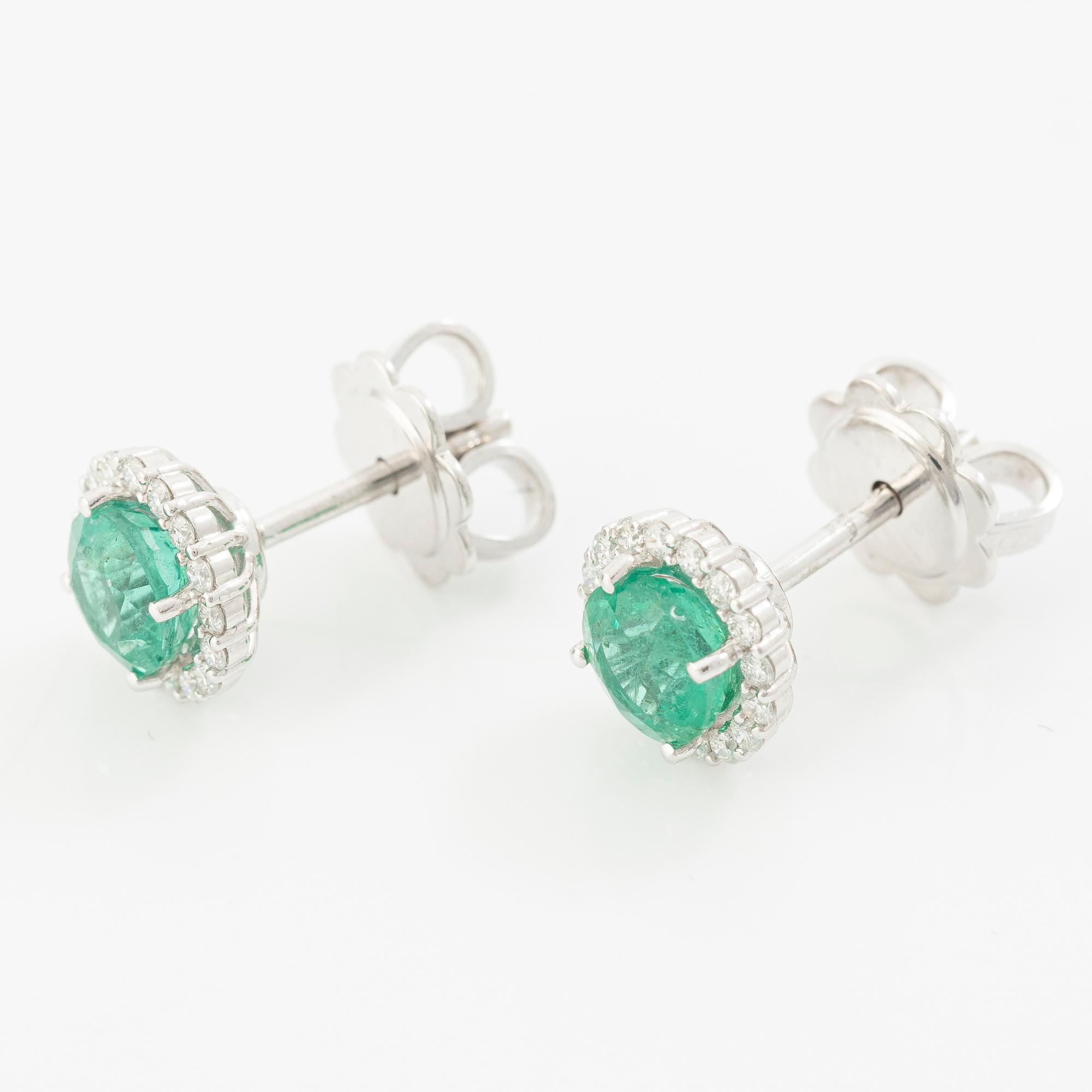 Earrings 18K white gold with emeralds and brilliant-cut diamonds.