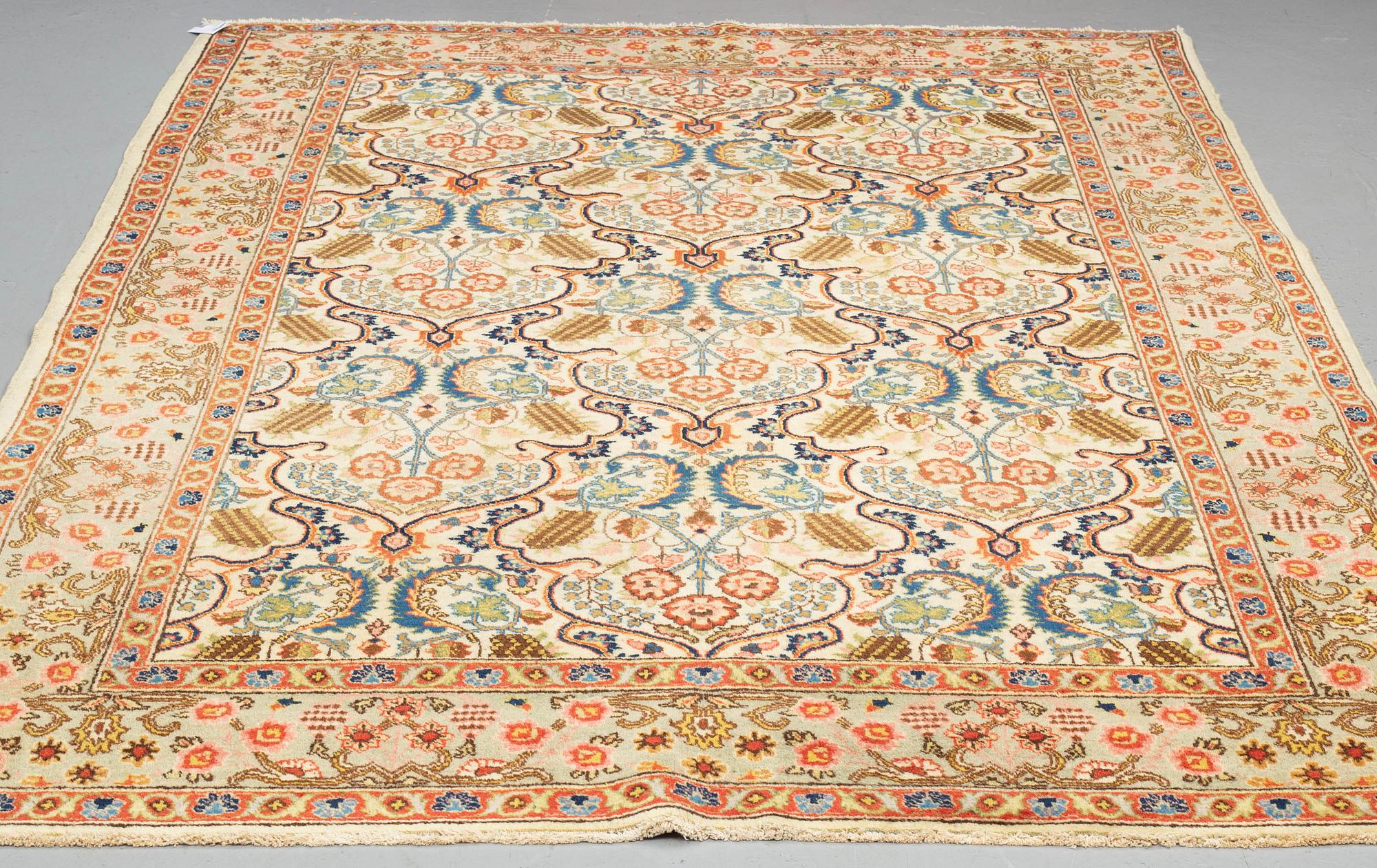 A carpet, semiantik Täbris, 290 x 195 cm.