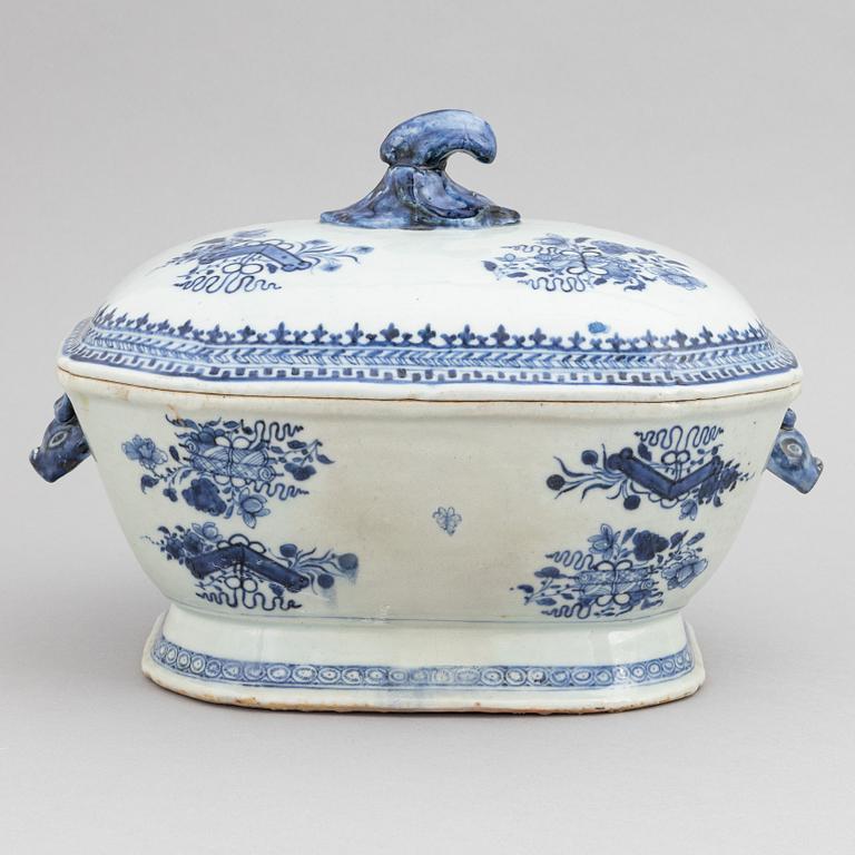 A Chinese blue and white dish with cover, tureen with cover, a strainer and a dish, Qing dynasty, Qianlong and Jiaqing.