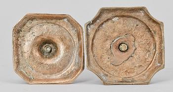 LJUSSTAKAR, 2 st, mässing, senbarock, 1700-talets mitt.