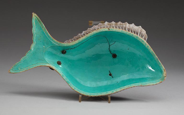 A naturalistic moulded tureen cover, Qing dynasty, ca 1800.