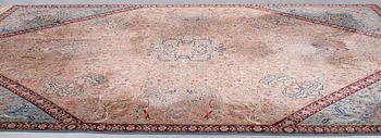 A CARPET, Old Esfahan, ca 416 x 305 cm (+ the ends have 5,5 and 7 cm flat weave).