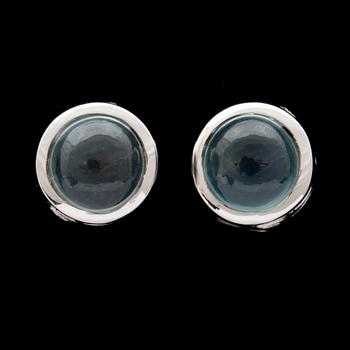 293. A pair of cabochon cut sapphire earrings, tot. 1.55 cts.
