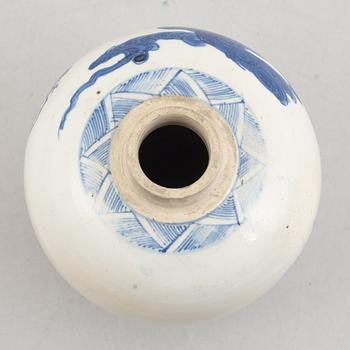 A Chinese blue and white porcelain tea caddie, Qing dynasty.