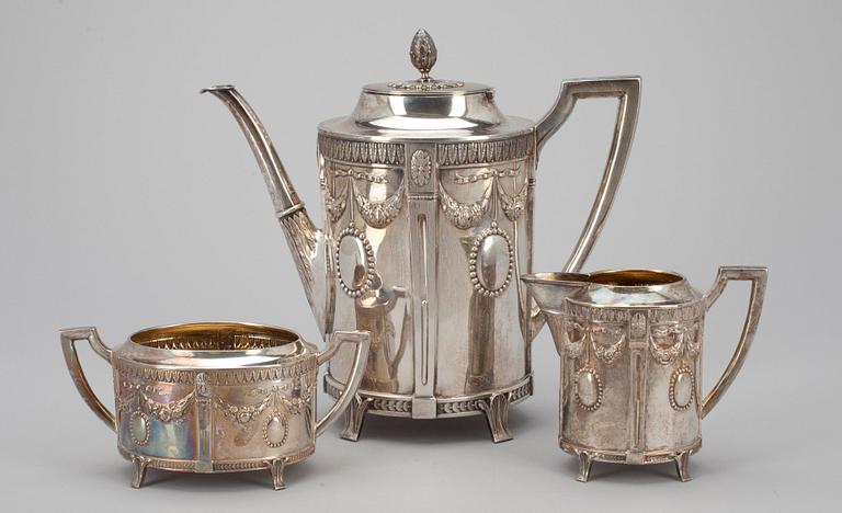 KAFFESERVIS, 3 delar. 813 silver. K. S. Sahlstedt Åbo 1908. Vikt 1048 g.