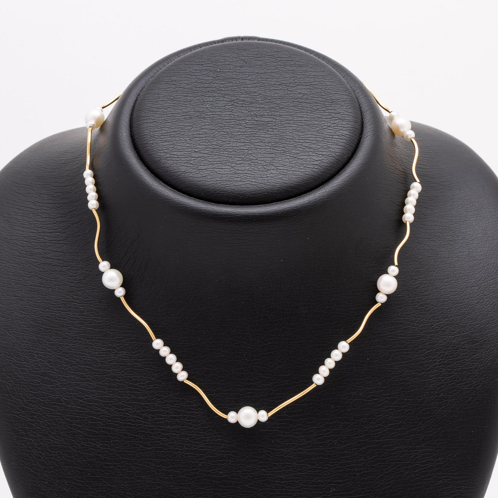 Pearl-necklace, cultured pearls, approx 4 mm and 7 mm, length approx 40 cm.