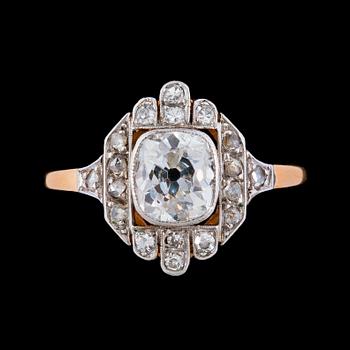 1323. RING, antikslipad diamant, ca 0.90 ct, med rosenslipade diamanter.