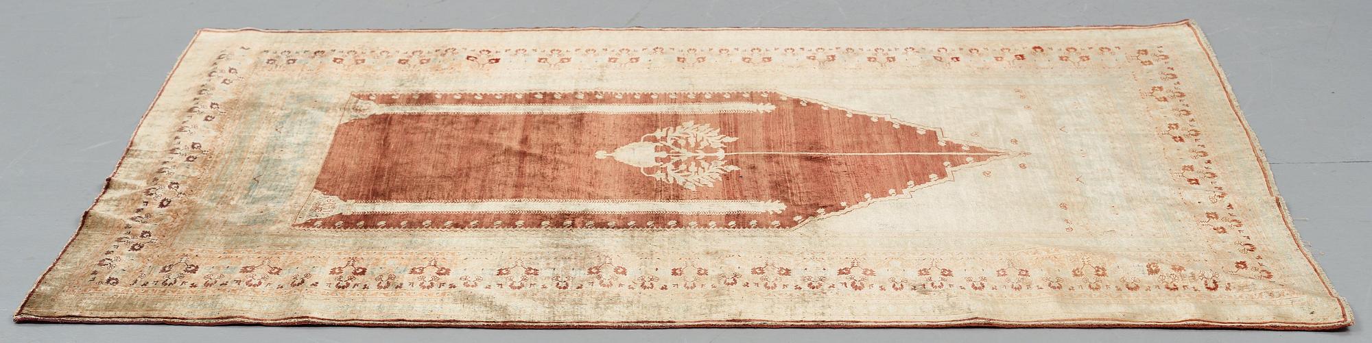 MATTO, an antique silk Tabriz, ca 161,5-163,5 x 121,5-124,5 cm.