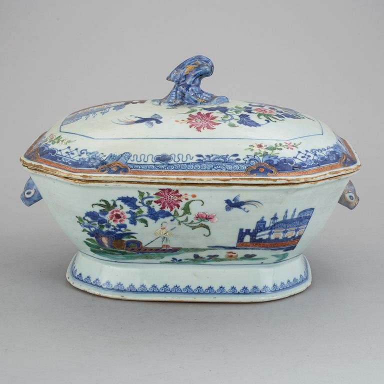 A clobbered, blue and white tureen, Qing dynasty, Qianlong (1736-95).