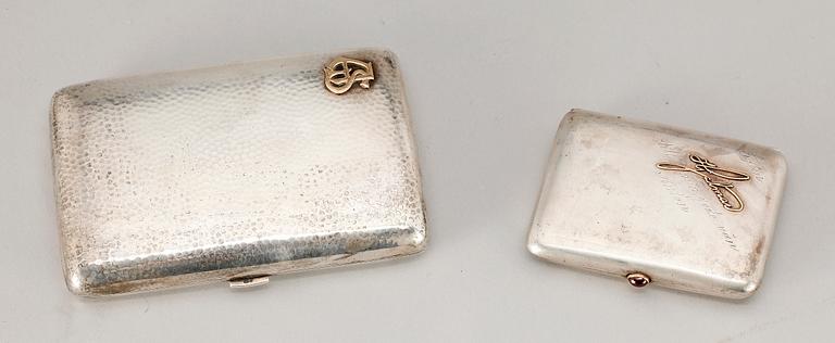 CIGARRETUI samt CIGARETTETUI, silver, bl.a. Cg Hallberg 1918. Tot vikt ca 365 gram.