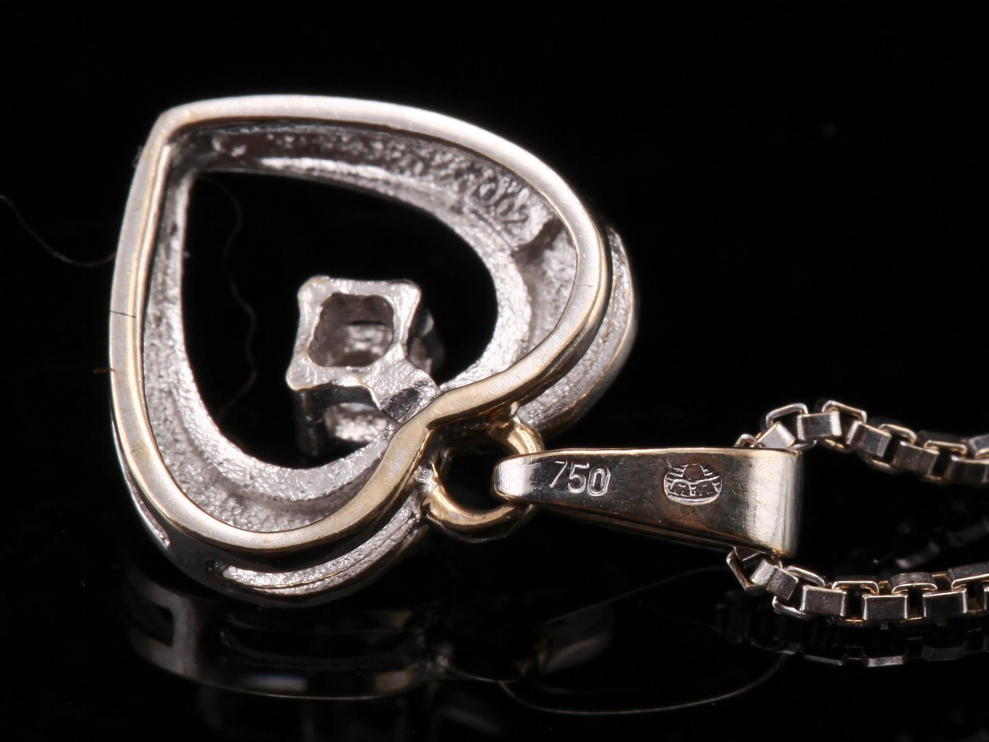 HÄNGEN, 2 st, 18k vitguld samt sju små briljantslipade diamanter.