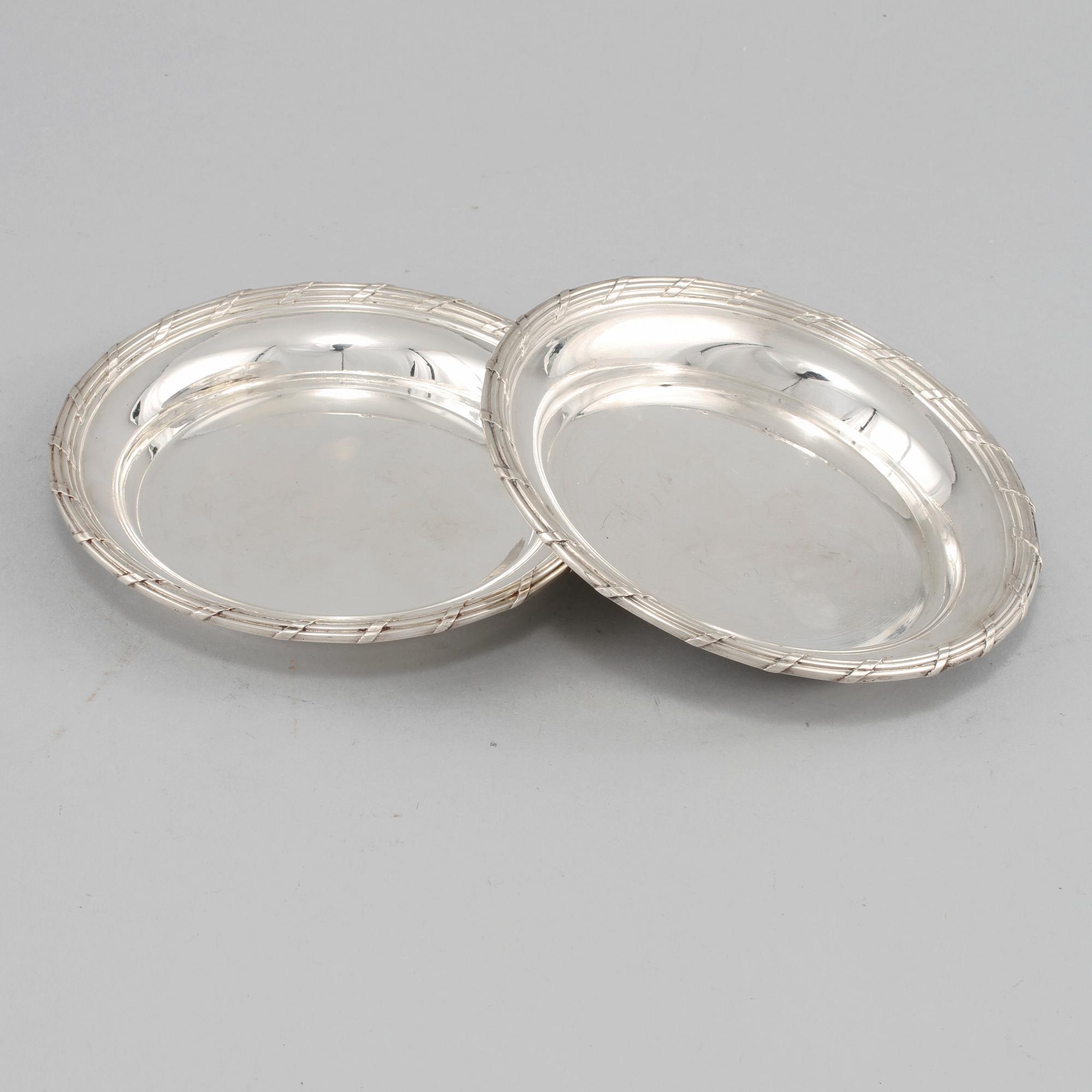 COASTERS, ett par, silver, Möllenborg, Stockholm, 1900. Vikt 500 g.
