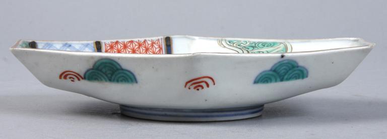 VAS samt FAT, stengods samt porslin, Japan, 1800/1900-tal.