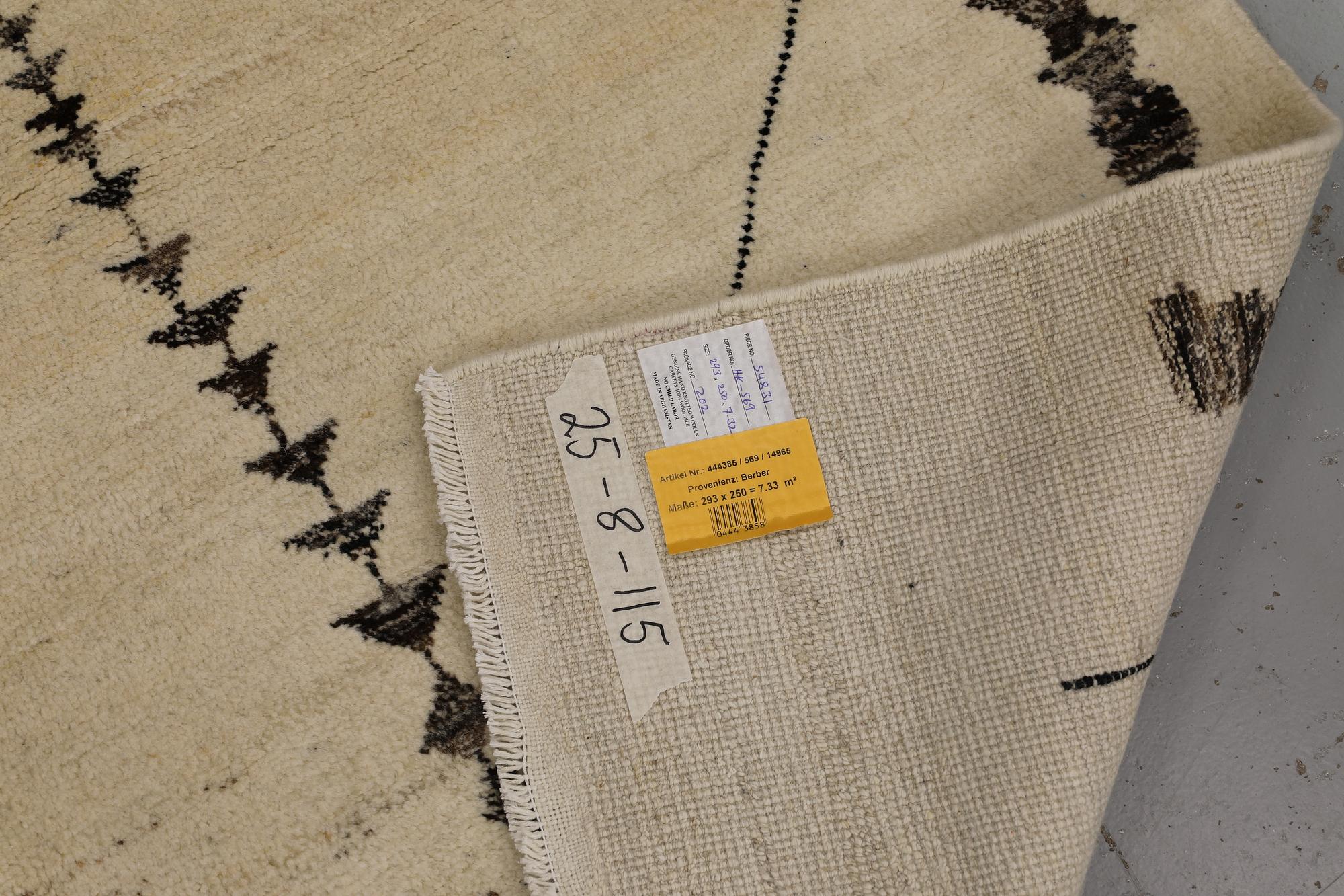 Matta, Marocko, ca 293 x 250 cm.