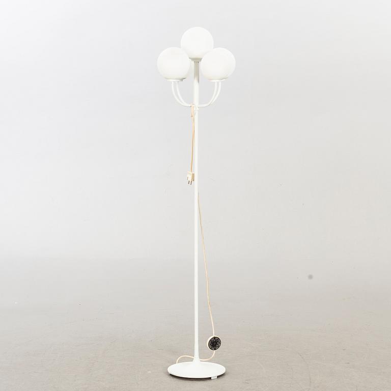 A 1980'S FLOOR LAMP.