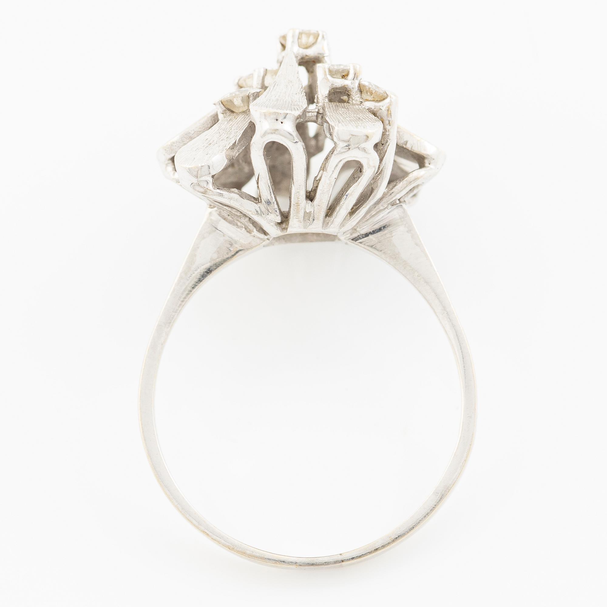 Ring in 18K white gold set with round brilliant-cut diamonds.
