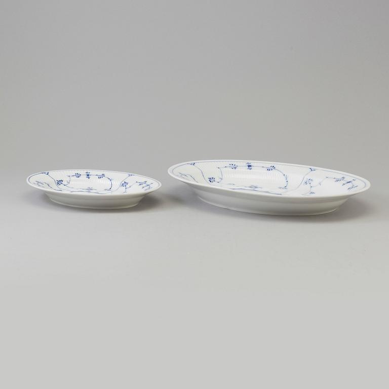 113 pieces of porcelain tableware from Royal Copenhagen, model "Musselmalet", 20th century.