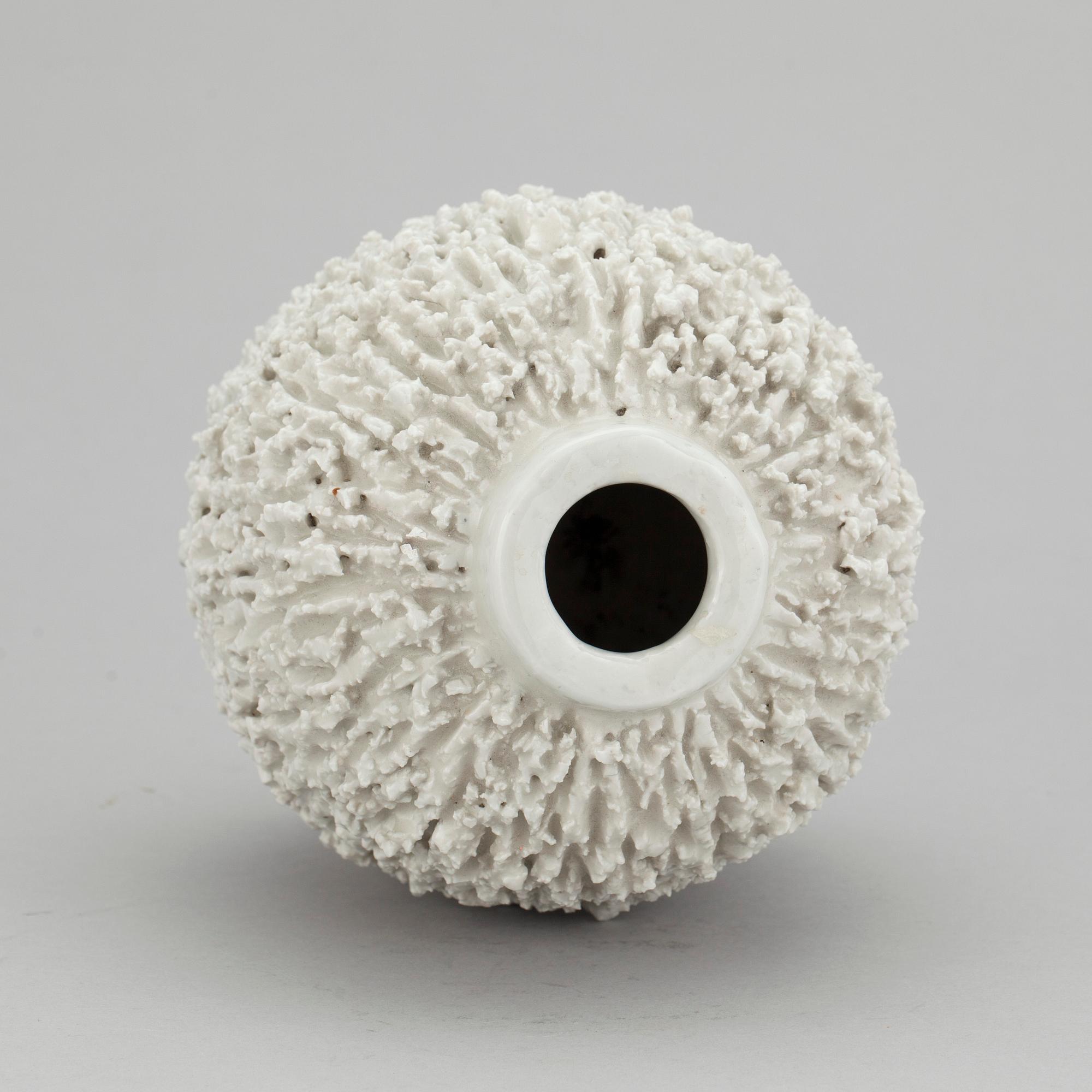 VAS, "Igelkottvasen". Chamotterat stengods, Gunnar Nylund, Rörstrand, 1930-/40-tal.