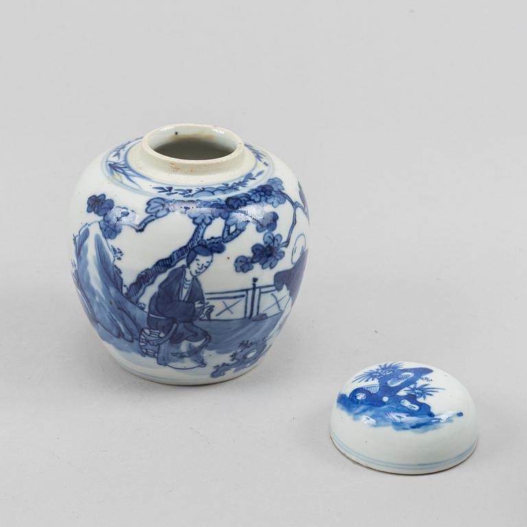 Two blue and white vases, a jar and a box with cover, China, late Qing dynasty.