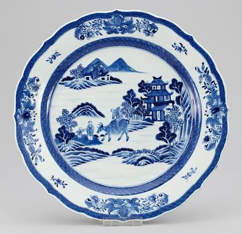 850. FAT, porslin. Qing dynastin, Qianlong (1736-95).