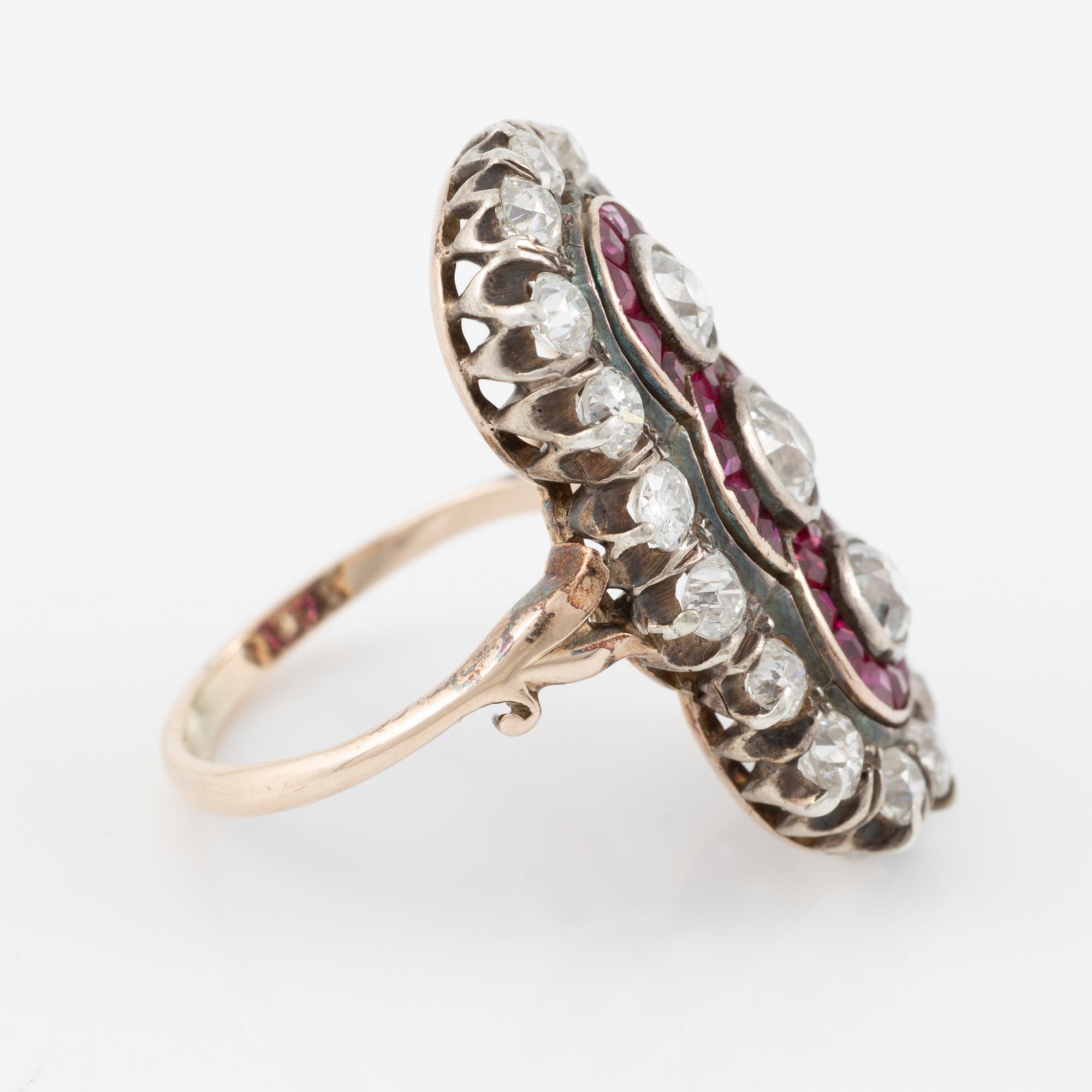 Ring 14K gold and silver with old-cut diamonds.