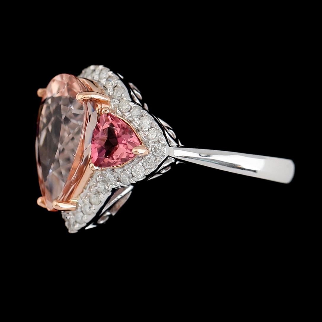 RING, 18K vitguld, diamanter tot ca 0.32 ct, 2 turmaliner tot ca 0.85 ct, rosa morganit ca 3.70 ct.